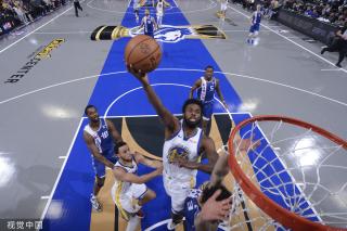 在球迷的立 在球迷的立